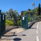 Ci dirigiamo quindi verso l'ingresso, delimitato da un cancello verde, superato il quale imbocchiamo un sentiero in discesa che conduce nel letto del sito